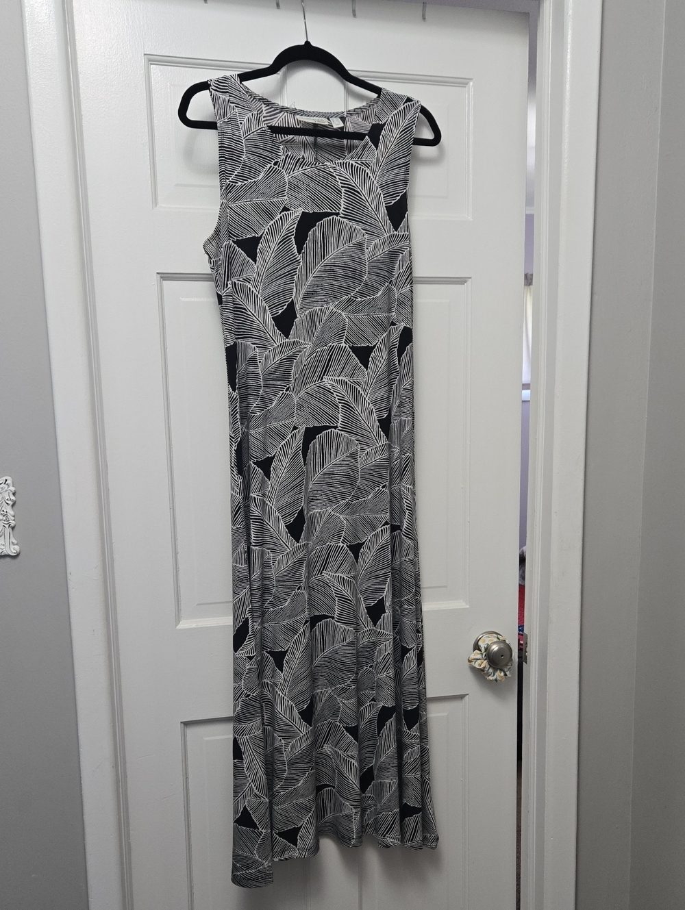 Attitudes by Renee Black and White Leaf-Print Sleeveless Maxi Dress